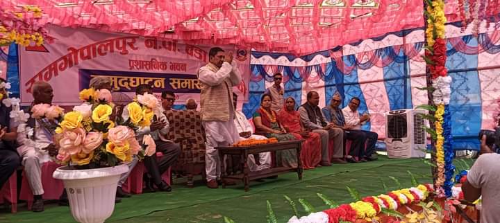 मिटर ब्याँज पीडितसँग गृहमन्त्रीले भने, 'प्रहरीले दुःख दिएको छ, मलाई भन्नुहोस्'